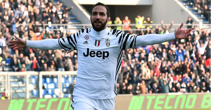 Higuaín alcanzó a Icardi en la tabla de goleadores 