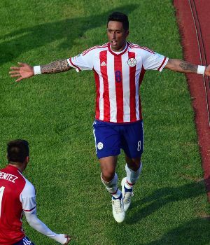 El Bicho rompió el mercado: Vuelve Lucas Barrios