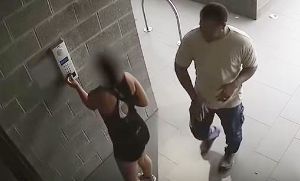 Le tocó la cola a una mujer y le dio una insólita excusa