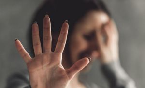 Mujer se hizo pasar por hombre enfermo para abusar sexualmente de su amiga