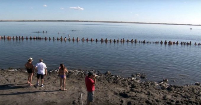 Récord Guinness en Epecuén: 2 mil personas flotando en un lago