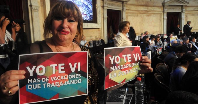 El Congreso se llenó de carteles contra Macri