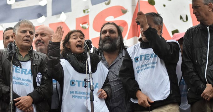 Abrazo simbólico de los docentes en el Congreso
