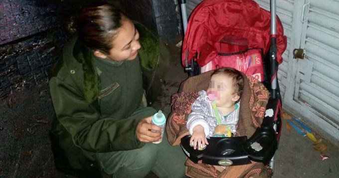 Drogadicta se olvidó a su beba en parada de colectivo