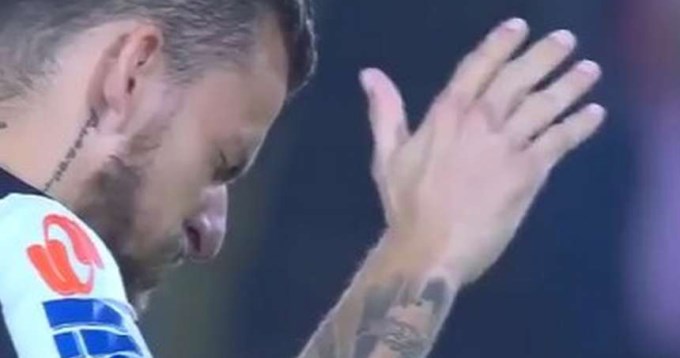 Futbolista recibió minuto de silencio... ¡antes de jugar!