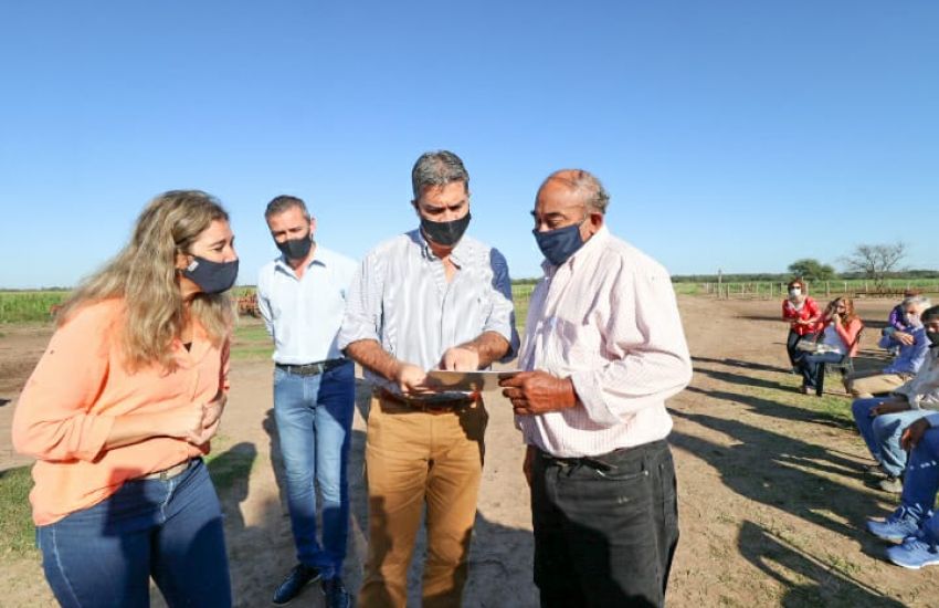 ARRAIGO A LA TIERRA: CAPITANICH ENTREGÓ TÍTULOS DE PROPIEDAD A 69 PEQUEÑOS Y MEDIANOS PRODUCTORES