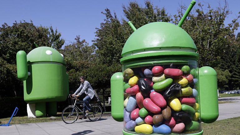 Europa va por Google por obligar a cargar sus apps en Android