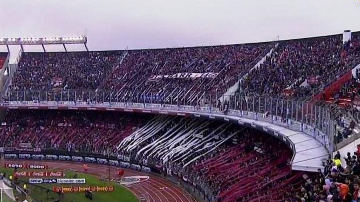 Impresionante recibimiento de Lanús en el Monumental