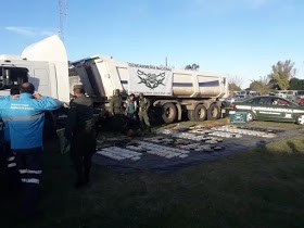  CAMIÓN BATEA CON CASI 300 KILOS DE COCAÍNA: LOS ATRAPARON EN CAMPANA