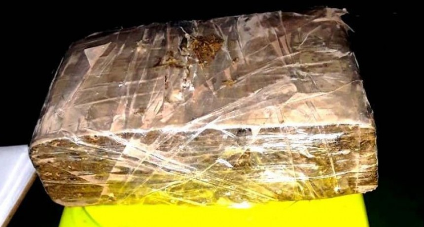 Judiciales y Policiales Dealers detenidos con un ladrillo de marihuana