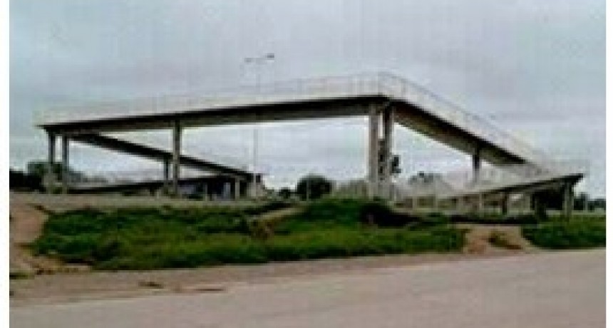 Un joven cayó de una pasarela de al menos 5 metros de altura y está grave