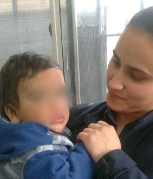 Abandonaron a bebé en la calle con un desgarrador cartel