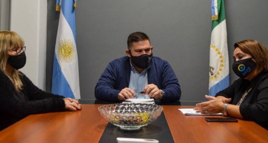 SE FIRMÓ UN CONVENIO MARCO DE COOPERACIÓN ENTRE LA SECRETARÍA DE MUNICIPIOS, LA MUNICIPALIDAD DE FONTANA Y PAMI