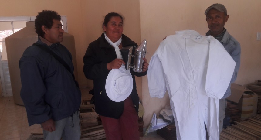 DESARROLLO SOCIAL ENTREGÓ EQUIPAMIENTO PARA TRES  APICULTORES  DE TACO POZO