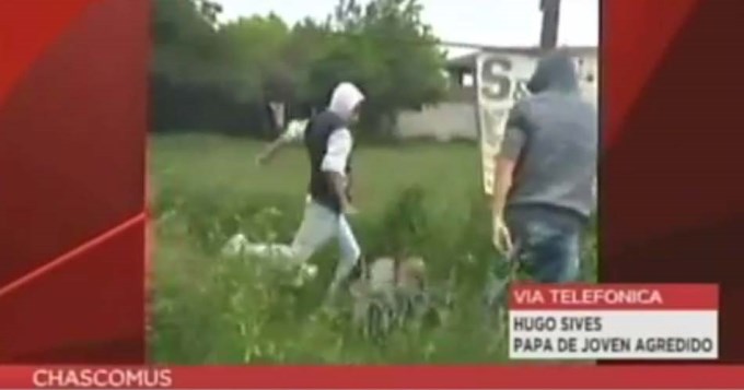Le dan brutal paliza a pibe a la salida del colegio y lo filman