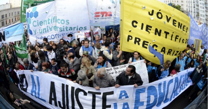 Multitudiniaria manifestación de científicos en el Congreso