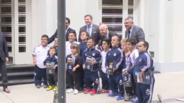 Infantino felicitó a los enanos campeones del mundo