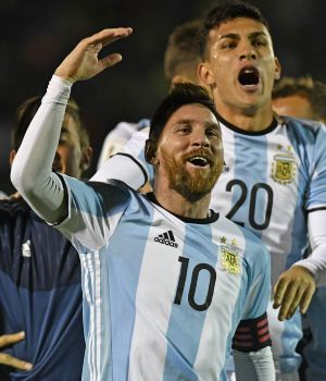 Messi firmó un hattrick inolvidable para llevarnos a Rusia