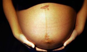 Nació sin vagina, la apuñalaron y quedó embarazada