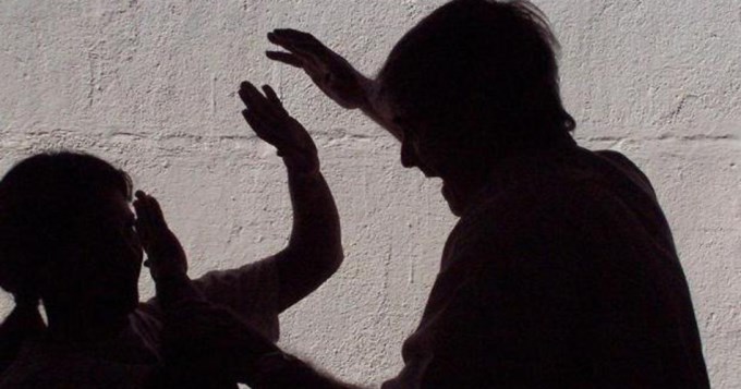 Se tiró del auto, cansada de los golpes de su pareja