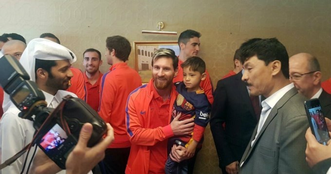 Nene afgano de la camiseta de plástico conoció a su ídolo Messi